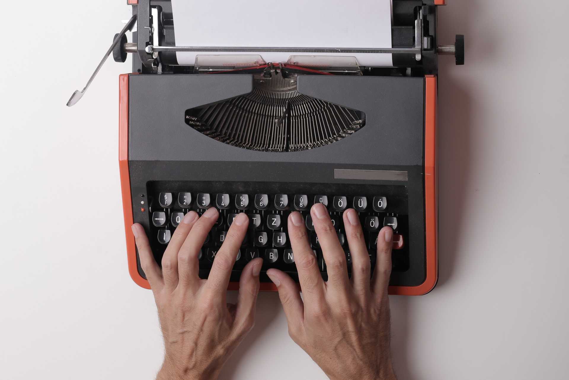 typewriter hands pexels